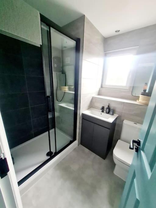 Spacious 5Bed House, Free Parking, No Party ! Glasgow Bagian luar foto